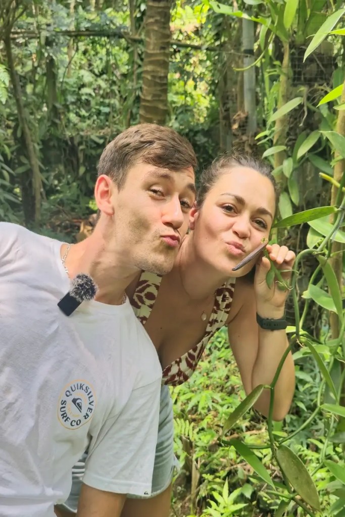 Couple embrasse vanille bio lors de visite du ferme à bali