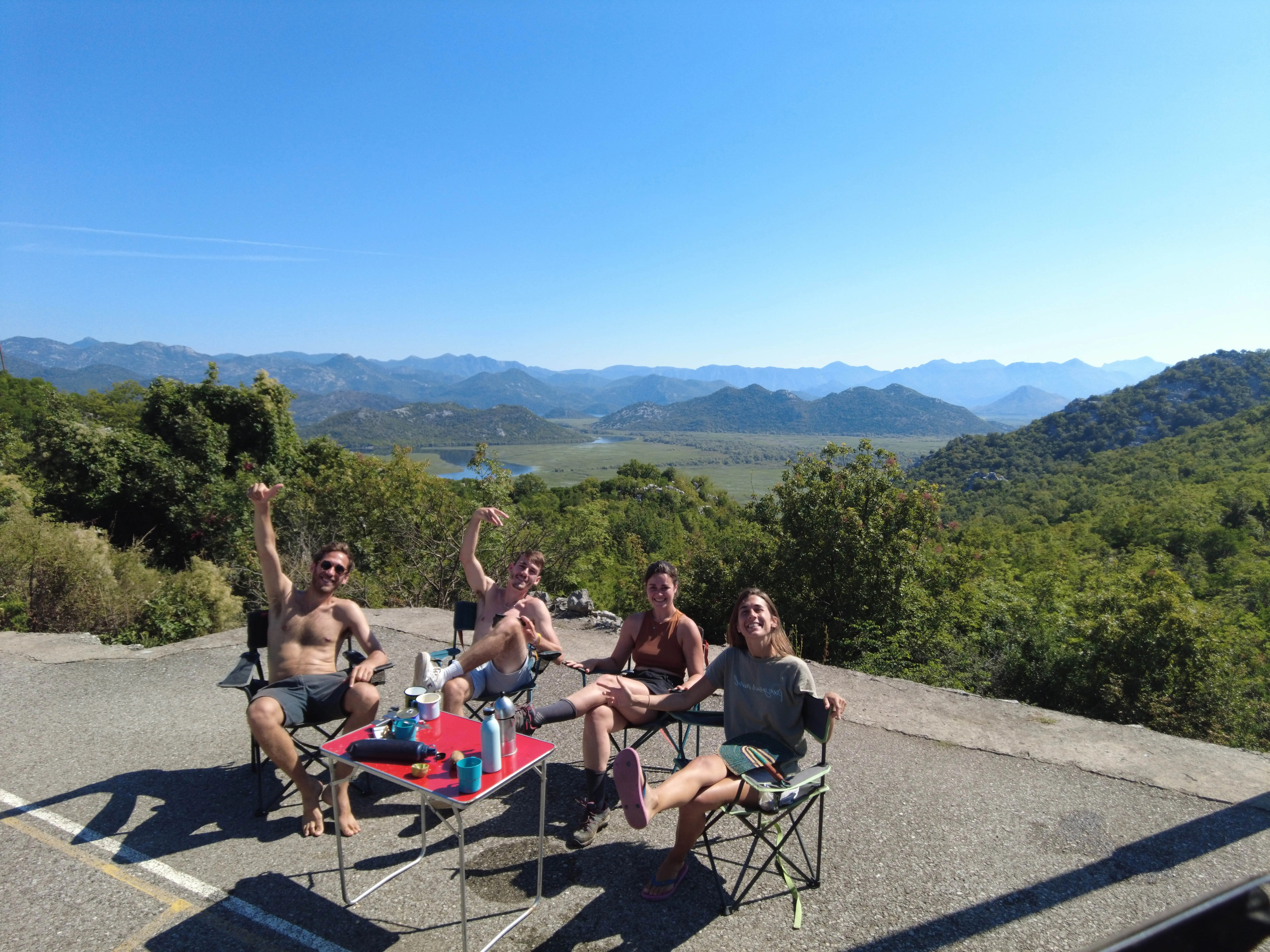 Photo prise lors de notre rencontre avec deux voyageurs au bord du lac Skadar, avec le paysage spectaculaire du lac en arrière-plan.
