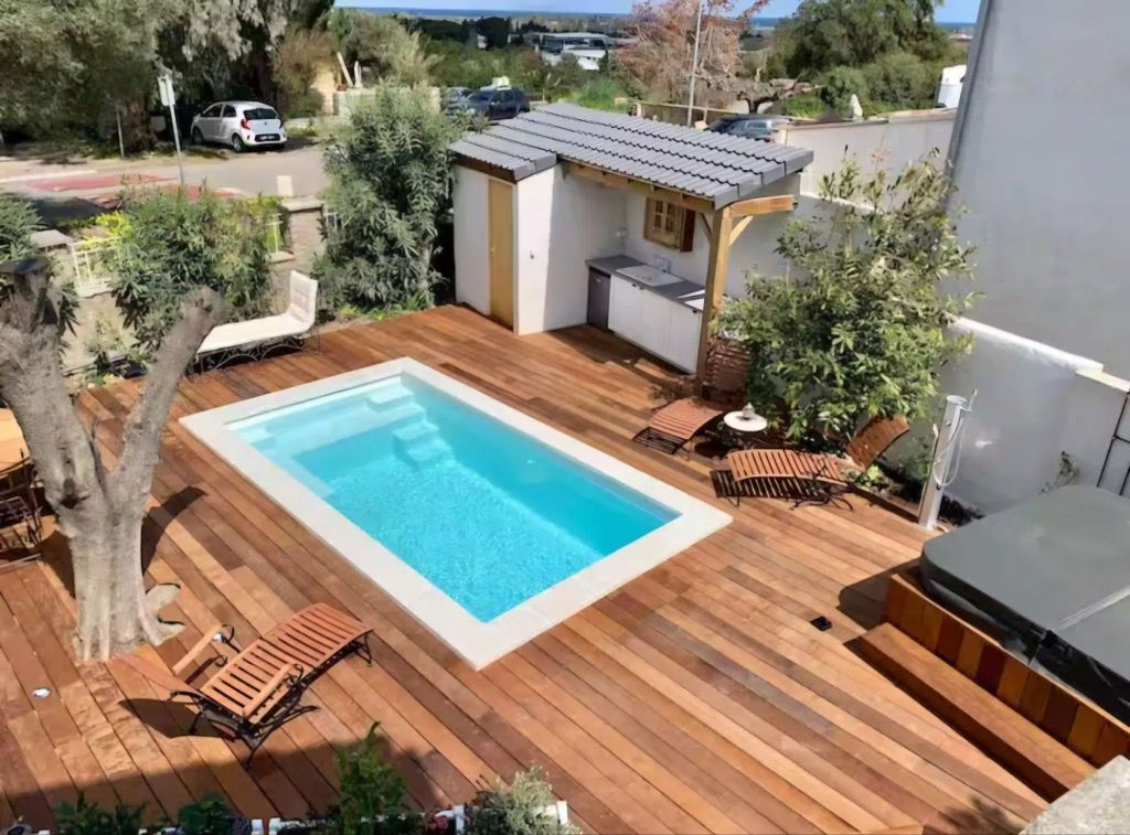 Terrasse ensoleillée et piscine de la Villa Flamingo à Biguglia, vue depuis la cour intérieure.